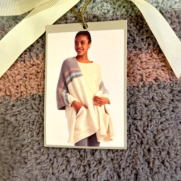 NWOT WOMEN’s WRAP - Picture 2 of 2